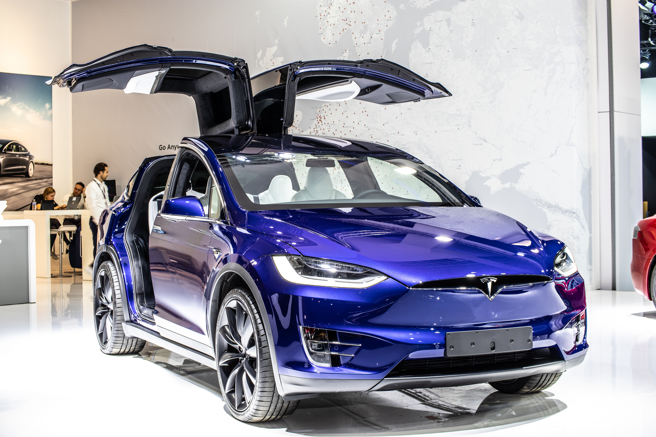 特斯拉將召回2021年至2023年間生產的5萬4676輛Model X。（示意圖/shutterstock）