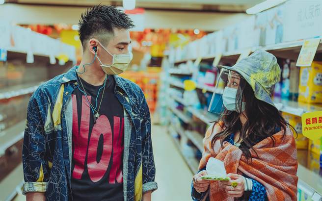 谢欣颖、章广辰在「天外飞来」的单元有一场意想不到的恋爱巧遇。（Netflix提供）