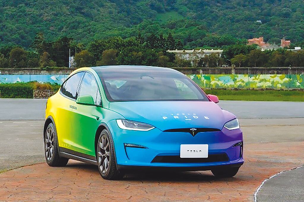 Tesla第六屆「Drive with Pride 2023與驕傲同行」年度旗艦活動起跑。今年以「同心合力」為主題，即日起至12月31日，只要前往活動官網報名提案，即有機會駕駛彩虹Tesla電動車（見圖）三天兩夜，完成心中理想與主張。（Tesla提供）
