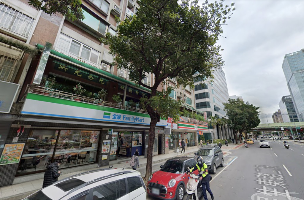 實價揭露台北市中山區民生東路一處51.82坪的店面，9月交易1.08億元、每坪208.4萬元，目前由全家便利商店經營中。(圖/翻攝自Google街景)