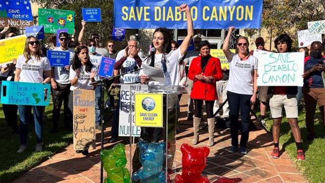 带领群眾保护恶魔谷核电厂的巴西模特伊伊莎贝尔•波梅克。(图/WNN)