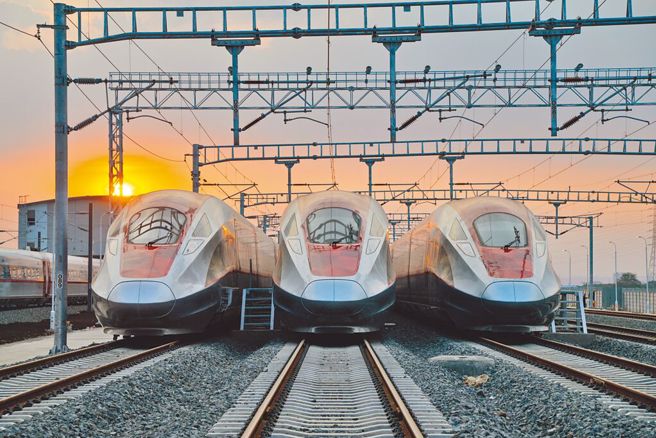 大陆推出「一带一路」倡议今年满十周年，在海外的基础建设是成绩单之一。图为大陆与印尼共建的雅万高铁。（新华社）