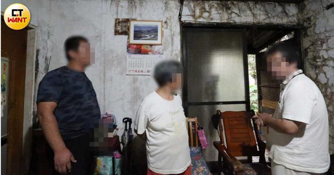  因发烧造成智力退化的林妇含辛茹苦，一手带大生来就有「智能缺陷」的3姊弟。（图／赵世勋摄）