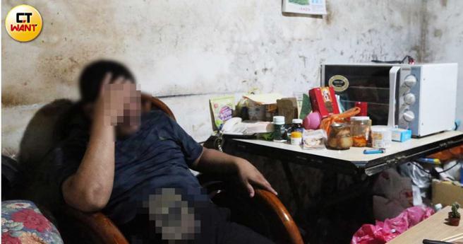 轻度智能障碍的老么刘弟是目前家中唯一的经济支柱，全家人靠着补助及他微薄的清洁工收入度日。（图／赵世勋摄）