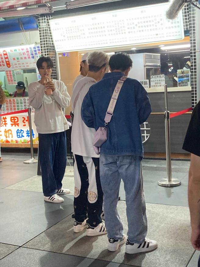 Ozone團員們邊吃邊喝，氣氛相當輕鬆。（圖／讀者提供）