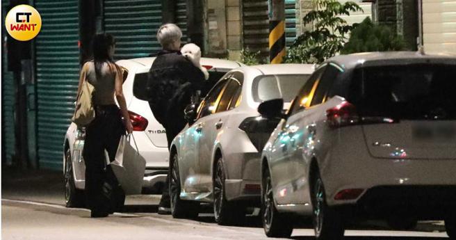 本刊日前直擊祖安溫馨接送木木返家過中秋，十分體貼。（圖／本刊攝影組）