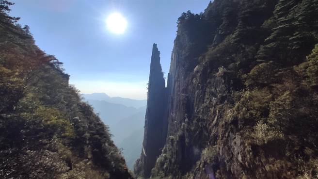 江西省武功山风景区东北部的「羊狮慕景区」，因其花岗岩峰林地貌，让山势巍峨壮观。（吴泓勋摄）
