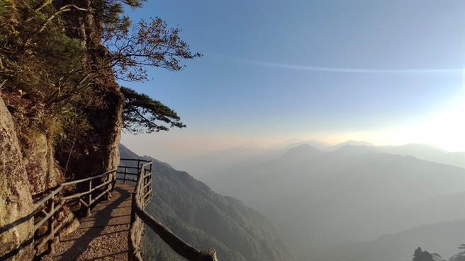 江西「羊狮慕景区」因为常年云雾蒸腾，形似「羊狮」追逐山间而得「羊狮慕」名称。（吴泓勋摄）