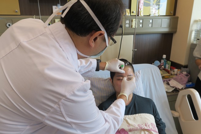 25岁的洪小姐8月车祸导致脑部重创，在加病护房昏迷1个月才甦醒，醒来心里仍念念不忘要替父亲煮一桌菜庆祝父亲节。（图／卫福部彰化医院提供）