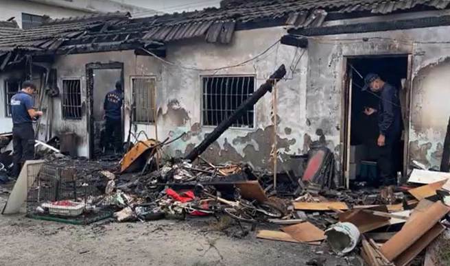 嘉義縣消防局火災調查科到民雄三合院火災現場勘查蒐證。（讀者提供／廖素慧嘉縣傳真）