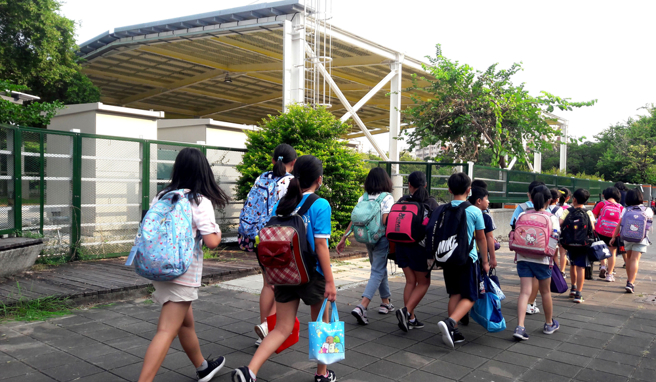 一名网友回母校发现人数锐减，以前各年级用「八德」命名，现在竟凑不满，只剩5个班。（示意图／Shutterstock）