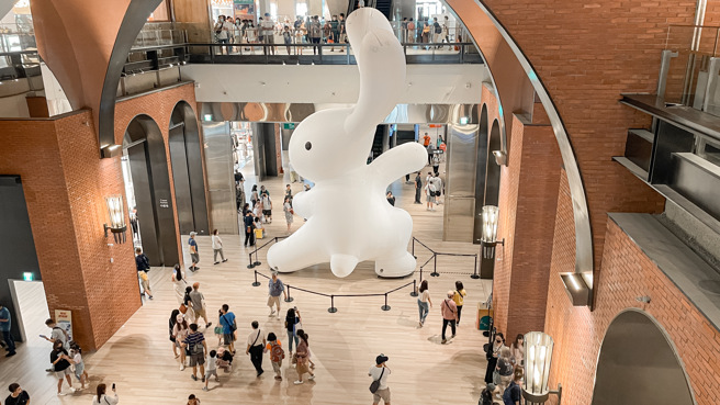 女子近日和男友到裕隆城逛街，差点被1楼高挑的装饰磁砖砸伤，差点和男友天人永隔。（图／非事发照片，记者杨雅婷摄影）