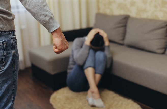 疑愛妻出軌！失控夫持球棒狂毆，婆婆竟助陣「聯手爆打」。（示意圖／Shutterstock）