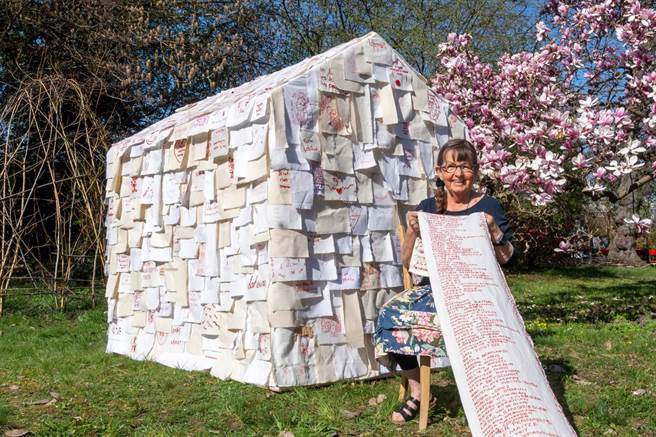 藝術家王立晴與她的小房子。（主辦單位提供）