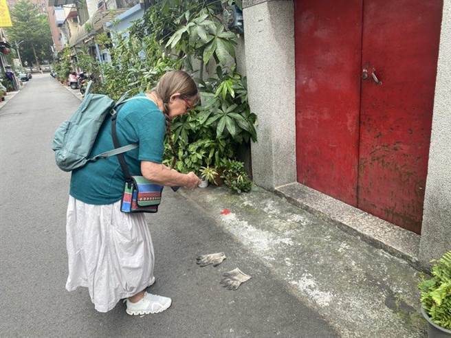 藝術家王立晴在台中街頭觀察令她好奇的台灣事物。（主辦單位提供）