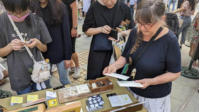 藝術家王立晴在市集欣賞台灣年輕朋友的作品。（主辦單位提供）