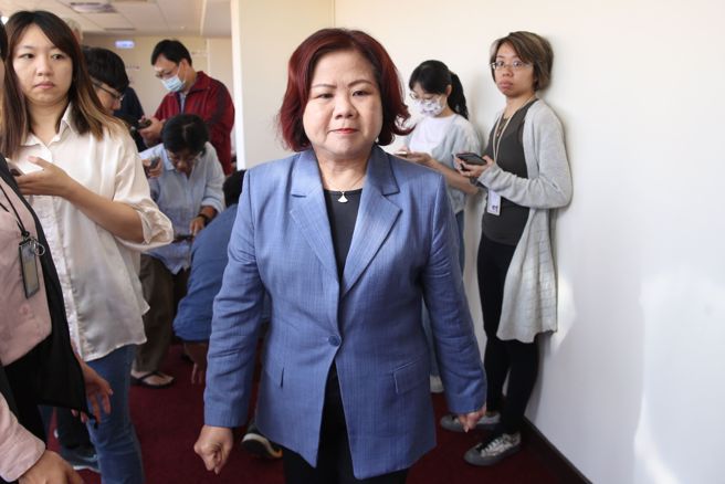 立法院社會福利及衛生環境委員18日審查最低工資法草案，勞動部長許銘春（見圖）針對外傳行政院擬開放旅宿業聘雇外籍移工一事表示，勞動部一向的立場都是「以本國勞工就業為優先」。（劉宗龍攝）