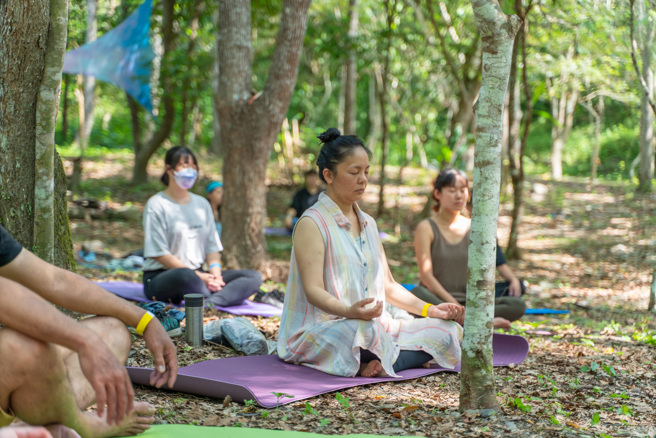 自然醒慢活祭參與者在達魯瑪克部落進行靜心。（圖／自然醒慢活祭提供）