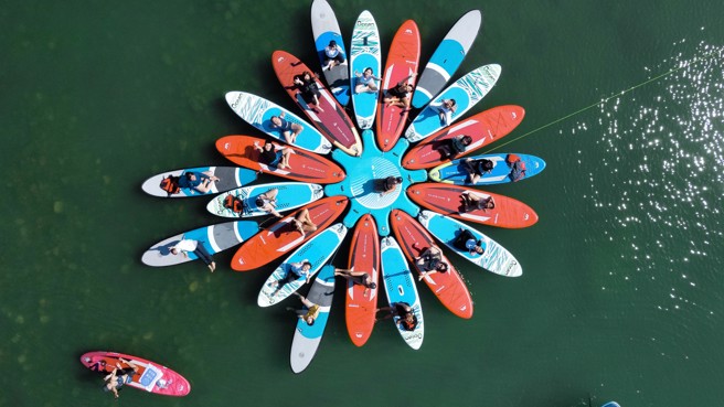 自然醒慢活祭帶領參與者前往東河馬武窟溪，進行日出水上SUP瑜珈課程，學習感受溪水的流動與身體的韻律，找回身心的掌控力。（圖／自然醒慢活祭提供）