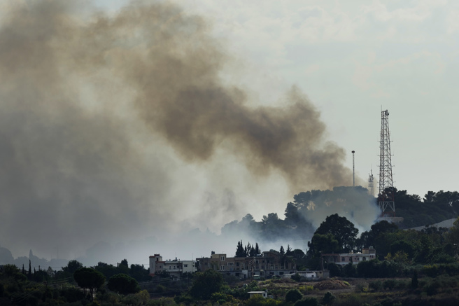 伊朗撐腰的黎巴嫩真主黨（Hezbollah）15日攻擊以軍靠近黎南邊界的據點，冒出陣陣濃煙。（美聯社）