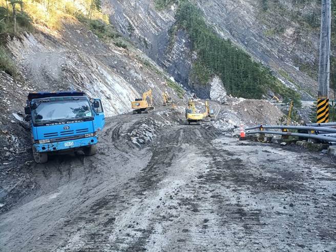 台20线南横公路台东端雪峰桥路段，今年7月29日杜苏芮颱风侵袭造成路基流失缺口，抢修期间连续受多个颱风影响，预计11月底修復完成开放通行。（公路局南区养护工程分局提供／萧嘉蕙台东传真）