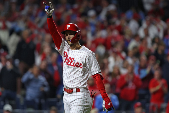 崔伊騰納開轟打下費城人第一分。（路透）