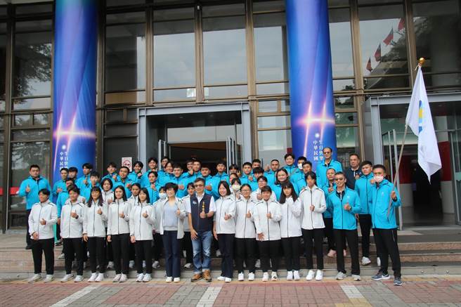 台東縣長饒慶鈴今天早上在台東縣府廣場為參加全國運動會的台東縣代表隊授旗。（台東縣政府提供／蔡旻妤台東傳真）