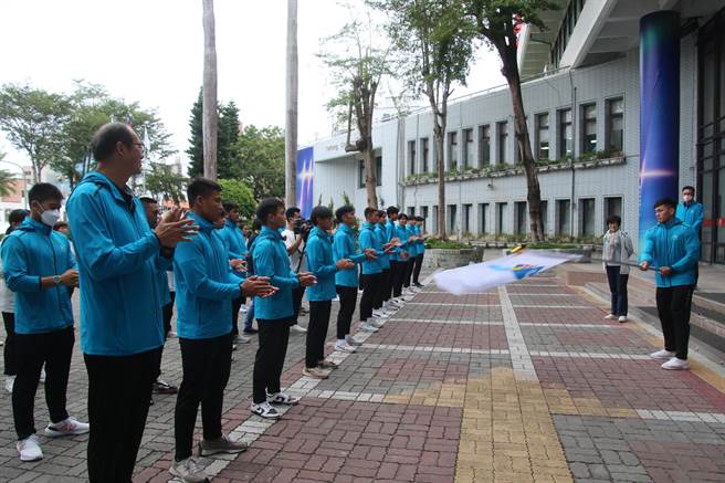 台東縣長饒慶鈴今天早上在台東縣府廣場為參加全國運動會的台東縣代表隊授旗。（台東縣政府提供／蔡旻妤台東傳真）