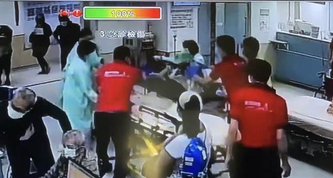 黃男由救護車送至嘉義基督教醫院搶救，仍因傷重宣告不治。（讀者提供∕呂妍庭嘉義傳真）