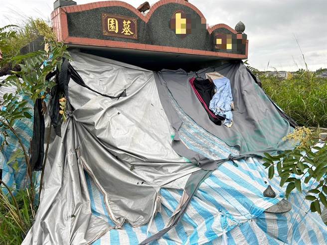 陈嫌以公墓为家。（民眾提供／李京升苗栗传真）