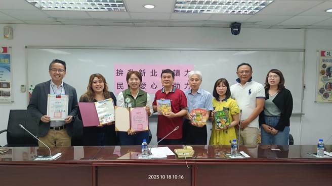 民进党新北市议员黄淑君（左三）今指出新北市学童拥书率六都最低，因此媒合三家出版社捐赠共600本童书及亲子读物，分别提供板桥区的文圣国小、埔墘国小与重庆国小。（新北市议员黄淑君提供）