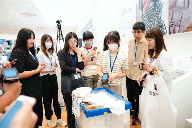 高市府青年局攜手15家特色企業，舉辦一日職場體驗。學員探索知名服飾品牌智慧科技，使用UNIQLO無人查貨系統尋找商品。（高市青年局提供／柯宗緯高雄傳真）