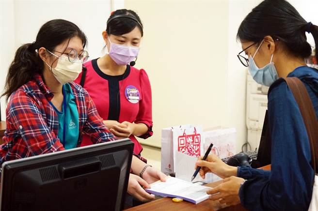 高市府青年局攜手15家特色企業，舉辦一日職場體驗。學員到義大百貨辦理行一日客服體驗。（高市青年局提供／柯宗緯高雄傳真）