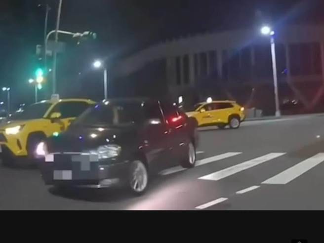 魏姓男子于15日深夜酒后驾车，却因没开大灯遭警方拦查，依公共危险罪送办，同行2名友人也遭连坐罚。（警方提供／任义宇高雄传真）