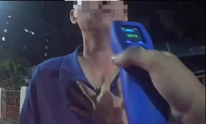 魏姓男子供称15日深夜在市区一间酒吧饮酒叙旧后，自认仅喝两瓶啤酒精神尚佳，便决定驾车载两名友人一同返家，却因没开大灯遭警拦查。（警方提供／任义宇高雄传真）