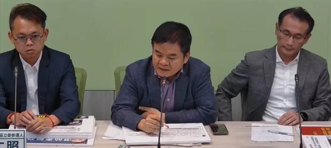 民進黨立院黨團痛批，從李鴻源的看到他說深感抱歉，但從前言後語來看，沒看到任何抱歉，還汙衊政府，深為學者應該要很嚴謹，結果企業界朋友告訴他，就噴這樣墨水，非常不道德。（摘自民進黨立院黨團直播）