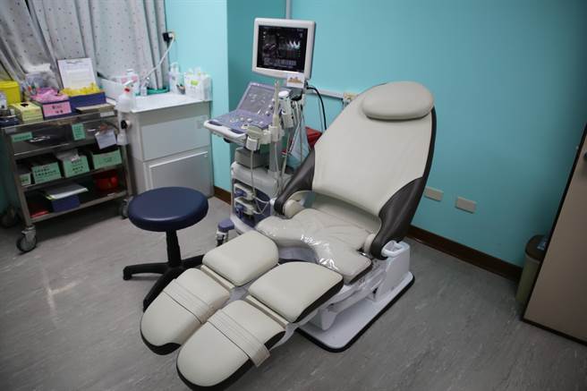 花莲门诺医院妇产科现有内诊台功能老旧，对妇女与长辈不友善，今获慈善团体捐赠一床全新的电动内诊台，将提升患者就诊时舒适度。（门诺医院提供／罗亦晽花莲传真）