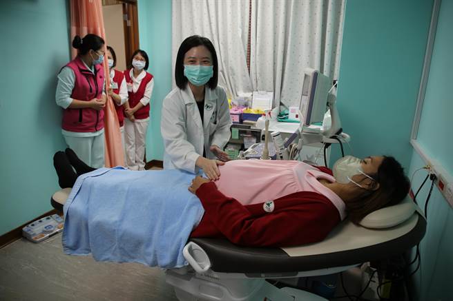 花莲门诺医院妇产科现有内诊台功能老旧，对妇女与长辈不友善，今获慈善团体捐赠一床全新的电动内诊台，将提升患者就诊时舒适度。（门诺医院提供／罗亦晽花莲传真）