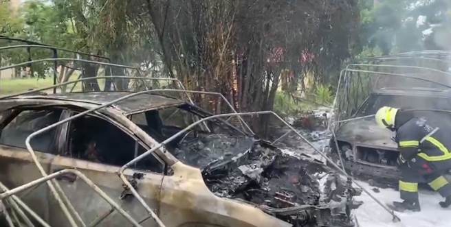 高雄市梓官区今（18）日上午11时许在广泽路一处停车场发生火警，多辆汽车付之一炬。（翻摄照片／林瑞益高雄传真）