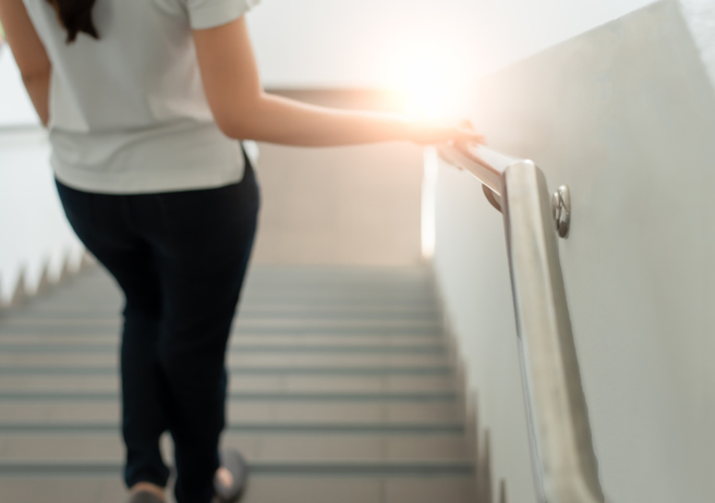 许多人存有迷思，以为下楼梯会使膝盖过度磨损，甚至将退化性关节炎的原因归咎在这件事上。（示意图／Shutterstock）