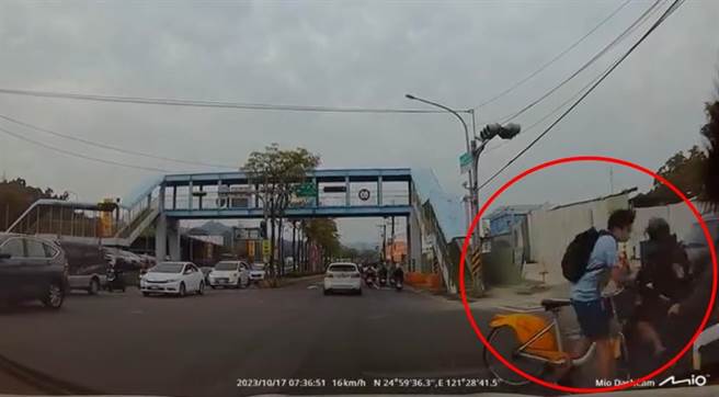 鍾姓高中生騎YouBike上學途中，未依規定兩段式左轉，2部機車煞車不及，撞倒鍾生後也摔車倒地。（翻攝臉書《我是土城人 我愛土城區》）