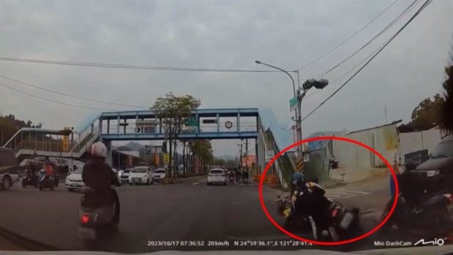 鍾姓高中生騎YouBike上學途中，未依規定兩段式左轉，邱姓騎士煞車不及，直接撞倒鍾生。（翻攝臉書《我是土城人 我愛土城區》）