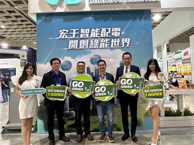 宏于电机参加18日登场的台湾国际智慧能源周，图左二为士林电机机器事业群总经理程相智、左三为宏于电机总经理詹家荣、右三台湾施耐德电机楼宇事业部总经理邱柏毓、右二为三菱电机代理堡顺总经理管瑞龙。（图／沈美幸）