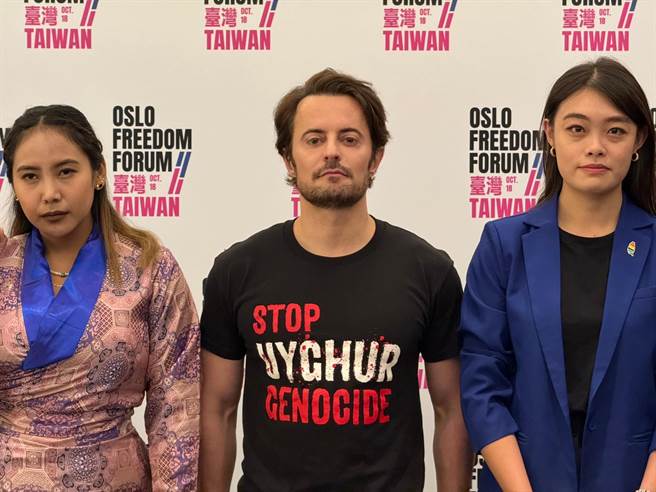 美国人权基金会执行长哈佛森（中）。（李奇叡摄）