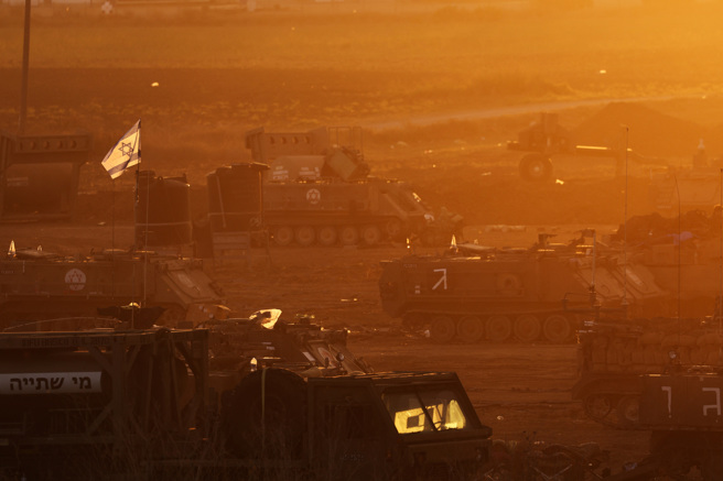 巴勒斯坦和以色列的新一波衝突讓中東情勢再度陷入危機。英國前外相赫格近日指出，民主政治若趨於分裂、兩極化，敵人即容易感到有機可趁並進而壯膽攻擊。（圖／路透社）