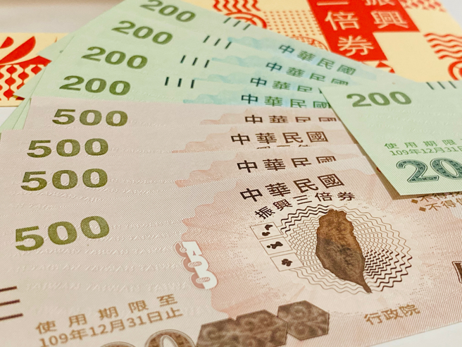 一名妇人带着3年前用三倍券买的奶粉返回卖场，表示要退货。（图／示意图，达志影像）