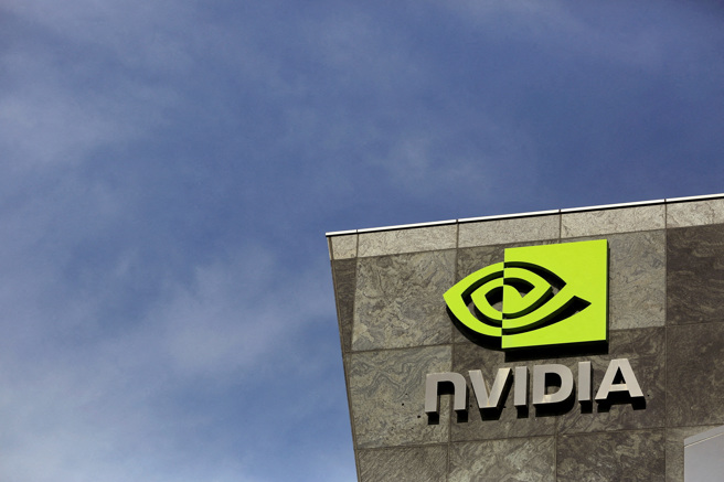 辉达（Nvidia）今天表示，美国新的晶片出口限制措施，将阻碍辉达为中国市场设计的两款高阶人工智慧（AI）晶片，以及一款顶级游戏晶片的销售。（图／路透社）