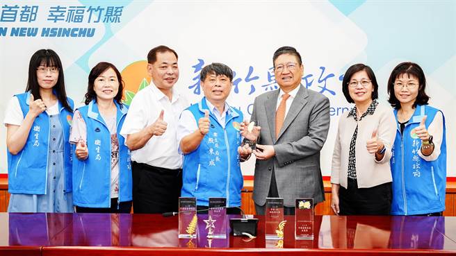 新竹县药政获荣获卫福部「药政稽查执行贡献奖」等5大奖，县长杨文科（右三）肯定卫生局长殷东成（左四）等同仁为民眾用药安全把关的努力。（罗浚滨摄）