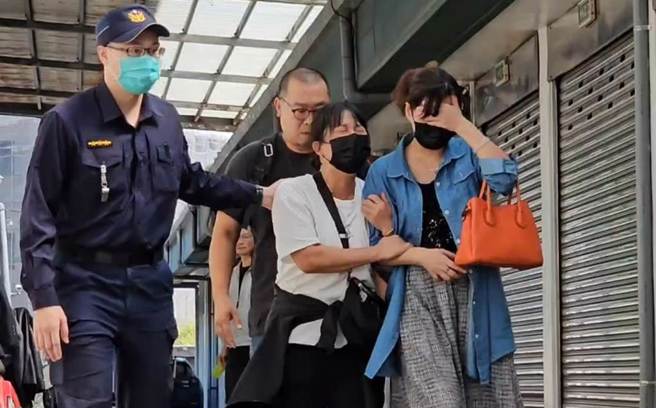 桃园杨梅凶杀案相验，死者夫妻家属在警方陪同下现身殡仪馆崩溃大哭。（吕筱蝉摄）