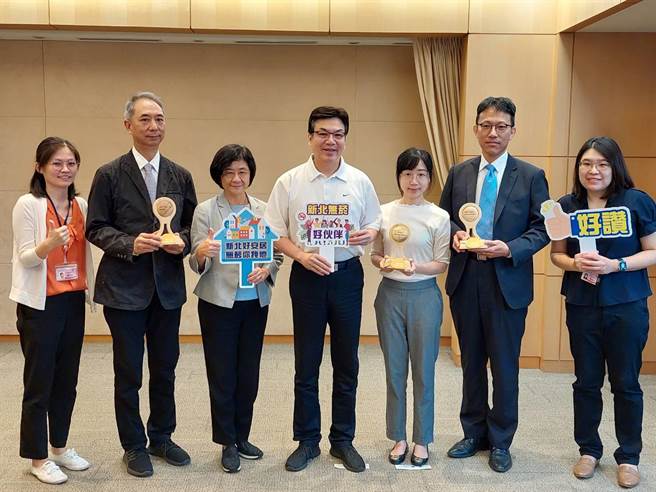 新北市市立联合医院、亚东纪念医院及汐止国泰综合医院，获全球无菸健康照护服务网络（简称GNTH）的「2023无菸医院国际金奖」，今在市政会议献奖给代理市长刘和然（中）。（陈慰慈摄）★《中时新闻网》关心您：吸菸有害健康！戒菸专线：0800-636363。